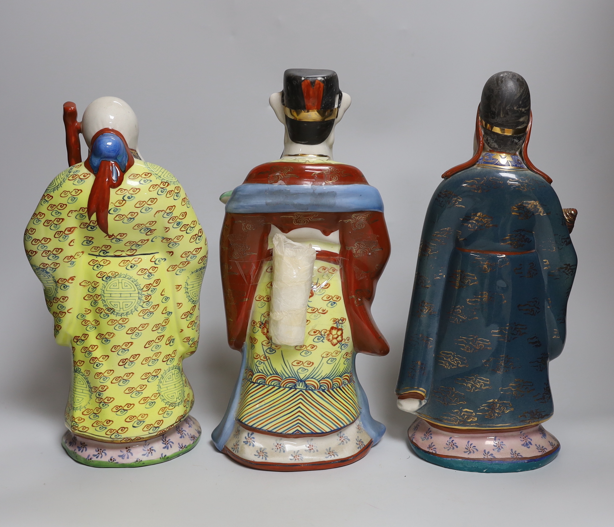 A quantity of 20th century Chinese ceramics. Tallest 31cm